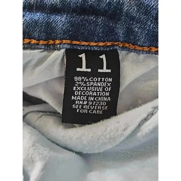 Almost Famous Faded Capris Jeans Size 11 - Picture 6 of 8
